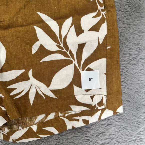 Old Navy Women's Brown and White Leaf Print Shorts - Picture 2 of 4